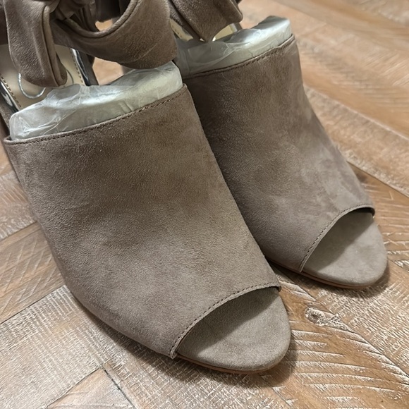 NEW Jessica Simpson Kandiss Block Heel Open Toe Tie Up Suede Sandal in Taupe - Picture 5 of 8
